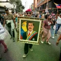 Un manifestante lleva un cuadro de Nicolás Maduro durante una marcha en Caracas.
