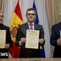 Firma del acuerdo entre la Iglesia y el gobierno español sobre compensaciones por abusos.