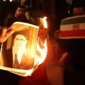 Un retrato de Ali Khamenei quemado, en medio de una protesta en Londres.