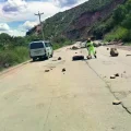 Personal de la ABC limpia la carretera a occidente desde Cochabamba que estaba llena de piedras.