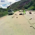 Personal de la ABC limpia la carretera a occidente desde Cochabamba que estaba llena de piedras.
