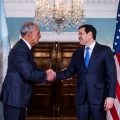 El secretario de Estado Marco Rubio saluda al presidente electo de Honduras, Nasry Asfura.