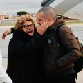 Alberto Trentini es recibido por su madre a su llegada al aeropuerto de Roma.