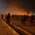 Un video tomado por un teléfono celular muestra los cuerpos de decenas de víctimas de los enfrentamientos en las protestas en