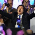 El presidente de Argentina, Javier Milei, celebra tras imponerse en las elecciones legislativas de mitad de mandato en Buenos
