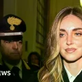 Chiara Ferragni habla con periodistas tras la sentencia.