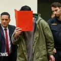 El acusado, Farhad N, llega al tribunal de Munich.