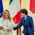 Giorgia Meloni y Sanae Takaichi, con funcionarios de Italia y de Japón, este viernes en Tokio.