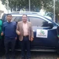 Dirigentes de Adepcoca y un funcionario ministerial posan con la camioneta entregada.