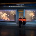 Dos policías montan guardia ante el ingreso del sector de Estados Unidos en Davos.