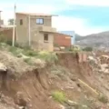 Parte de la zona que se deslizo y casas en riesgo de derrumbarse.