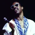 Stevie Wonder y Coretta Scott King se abrazan tras la campaña por el feriado nacional.