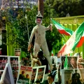 Manifestantes muestran un muñeco representando al líder supremo Ali Khamenei.