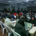 Funcionarios trabajan en la transmisión rápida de resultados electorales preliminares.