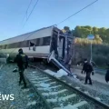 Rescatistas trabajan en los restos del accidente ferroviario en Adamuz.