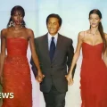 Valentino en la pasarela con Naomi Campbell y Gisele Bündchen en París, 1999/2000.