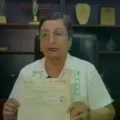 Ernestina Echalar, presidenta del Colegio Médico, muestra la citación del alcalde.