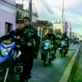 Agentes de la Policía Nacional Civil (PNC) patrullan las calles luego de los enfrentamientos con pandilleros.