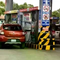 Motorizados, prestos a cargas combustible en una estación de servicio de Cochabamba.