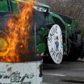 Agricultores protestan frente al Parlamento Europeo en Estrasburgo.