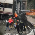 Personal de emergencia trabaja en el lugar del accidente de trenes en Adamuz, España.