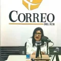María Teresa Dalenz, candidata de Patria Unidos, en la cabina de Correo del Sur Radio.