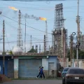 Llamas se elevan desde las chimeneas de la refinería de Amuay en Los Taques, Venezuela.