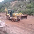 Maquinaria pesada trabaja retirando el lodo de la ruta hacia el occidente del país.