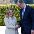La primera ministra italiana Giorgia Meloni saluda al canciller alemán Friedrich Merz en Villa Doria Pamphilj, Roma.