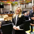 Giorgia Meloni ríe durante la cumbre de líderes de la UE en Bruselas.