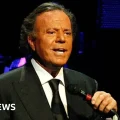Julio Iglesias negó las acusaciones en un comunicado.