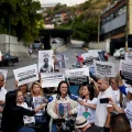 Familiares de presos en Venezuela exigen su liberación frente al centro de detención El Helicoide, en Caracas.