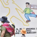 Mural contra los feminicidios e infanticidios en la calle 25 de Mayo en Cercado.