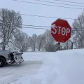 Un auto intenta avanzar entre la nieve en Lowville, Nueva York
