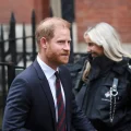 El príncipe Harry llega al Tribunal Superior de Londres por un juicio contra Associated Newspapers.