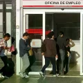 Gente hace cola frente a una oficina de registro de desempleo en Madrid en 2012.