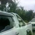 Los vidrios rotos de una camioneta evidencian el ataque sufrido por la comitiva