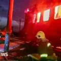 Un vagón de tren arde tras el ataque con drones en la región de Járkov, Ucrania.