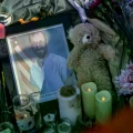 Velas, flores y muñecos en un tributo popular para Alex Pretti, el enfermero asesinado.