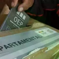 Una persona deposita su voto para las elecciones subnacionales 2021.