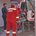 Bomberos de la Policía trasladan al asaltante herido a un hospital.