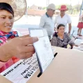 Una persona vota en unas elecciones pasadas.
