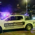 Patrullas policiales recorren una zona de Oruro.