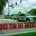 Vehículos policiales frente al Trump International Golf Club en Palm Beach, Florida.