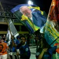 Bandera con la imagen del presidente Lula en un ensayo de la escola de samba Adémicos de Niteroi.