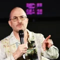 El director Darren Aronofsky, productor ejecutivo de una serie web con imágenes generadas por IA.