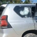Camioneta blindada con impactos de bala tras el ataque a escoltas de un senador.
