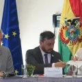 Autoridades durante la firma de un preacuerdo de financiamiento entre Bolivia, la UE y la cooperación alemana.