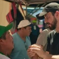 El candidato JP Velasco durante su visita al mercado Los Pozos.