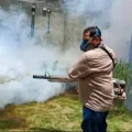 Personal del Sedes de Santa Cruz fumiga para evitar criaderos de mosquitos.